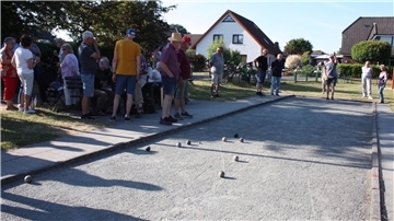 Einige Mannschaften nutzten die Gelegenheit und probierten die Bahn in Bokel fu¨r das Turnier aus.