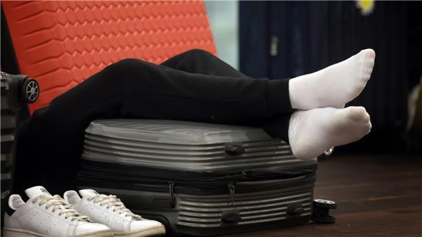 Gestrandete Passagiere stecken am Münchner Flughafen fest Einige Passagiere mussten auf dem wegen Schneefall zeitweilig gesperrten Münchener Flughafen mehrere Nächte ausharren.