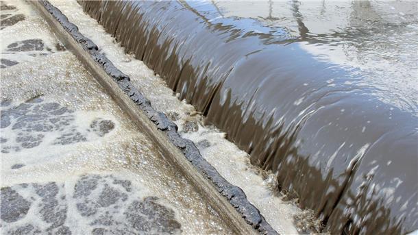 Ewigkeitschemikalien PFAS vielerorts nachweisbar Einige PFAS finden unter anderem über Kläranlagen ihren Weg in Flüsse, Seen und Meere.