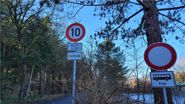 Einige Sicherheitsmaßnahmen wurden nach dem schweren Busunglück im Bereich der Nordholzer Grundschule bereits umgesetzt. So dürfen Kraftfahrzeuge vor der Schule nur noch maximal 10 km/h schnell sein. An der Bushaltestelle (rechts) sind nur noch Busse erlaubt. Die Pkw-Parkplätze dürfen nicht mehr genutzt werden.