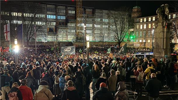 Schweigende Mehrheit wird laut: Protestwelle gegen rechts Einige Tausend Menschen kamen im Freiburg auf dem Platz der alten Synagoge zusammen.