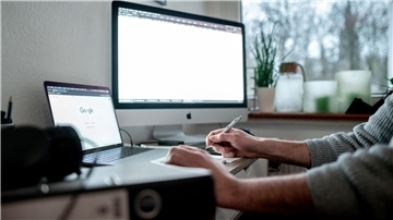 Einige Unternehmen haben auf den großen Homeoffice-Anteil ihrer Beschäftigten mit einer Verkleinerung von Büroflächen reagiert.