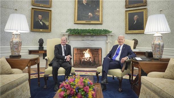 Biden und Scholz setzen Zeichen für Ukraine-Hilfe Einigkeit im Oval Office: Bundeskanzler Olaf Scholz (l) und US-Präsident Joe Biden halten weitere Militärhilfe für die Ukraine für alternativlos.