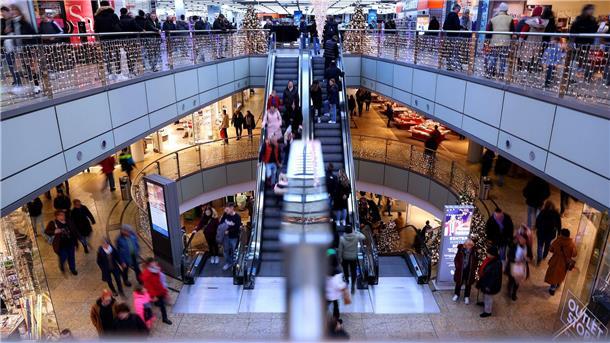 Steigende Preise bringen Einzelhandel Rekordumsatz Einkaufsbummel kurz nach den Weihnachtsfeiertagen in Magdeburg.