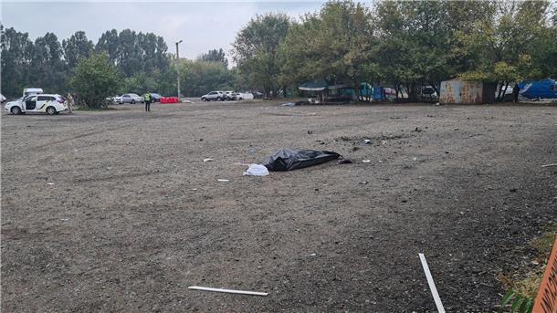 Ein Leiche in einem Sack liegt nach einem Raketenangriff auf dem Boden.