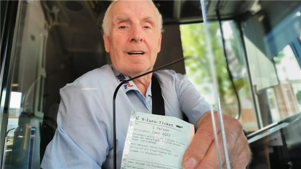 Einmal das 9-Euro-Ticket, bitte: Die Verkehrsbetriebe Wesermarsch hatten in den vergangenen drei Monaten merklich mehr Fahrgäste als vorher - insbesondere auf der Strandläuferlinie 400 und auf der innerstädtischen Linie 401.
