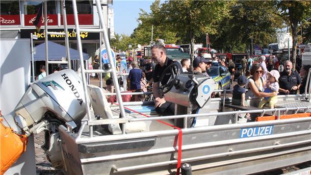 Einmal im Boot der Wasserschutzpolizei Platz zu nehmen, ließ sich kaum ein Kind entgehen. Diese Boote kommen in Katastrophengebieten zum Einsatz. Zweimal im Jahr - vor und nach der Sturmflutsaison wird damit geübt.