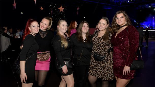 Einmal im Jahr schick feiern: Das wollten auch diese sechs Frauen.