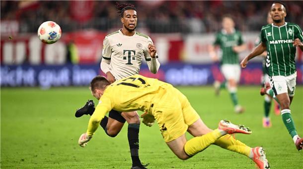 Einmal klärt Werder-Torwart Karl Hein auch weit vor seinem Tor mit dem Kopf.