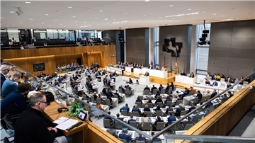 Einmal Zuschauer im Niedersächsischen Landtag sein - Niedersachsens Innenministerin Daniela Behrens (SPD) lädt Senioren aus Wurster Nordseeküste am 14. September zu einer Besichtigung ein.