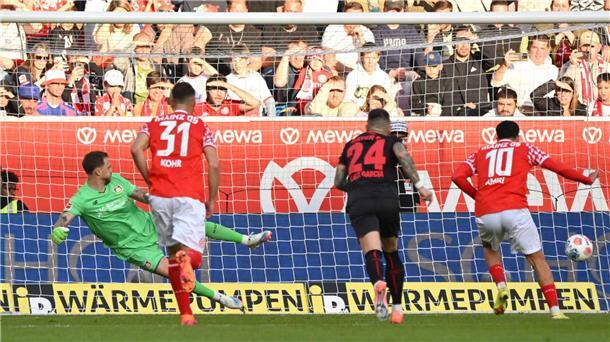 Flekken beschwert sich über lässige Leverkusener Eins von drei Gegentoren für Bayer-Keeper Mark Flekken (l).