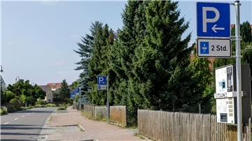 Eins, zwei, drei.... Es sind 16 Parkschilder, die innerhalb weniger hundert Meter in dieser Straße stehen.