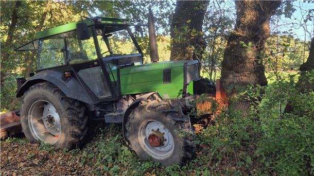 Einsatz in der Schleusenstraße in Schiffdorf: Nach der Traktor-Baum-Kollision blieb der 45 Jahre alte Fahrer unverletzt. 