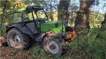 Einsatz in der Schleusenstraße in Schiffdorf: Nach der Traktor-Baum-Kollision blieb der 45 Jahre alte Fahrer unverletzt. 