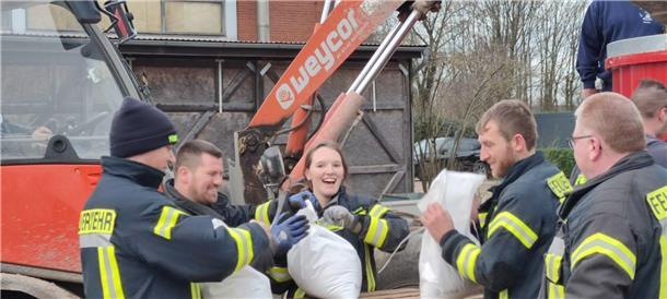 Einsatz in Verden: Alle packen mit an. 