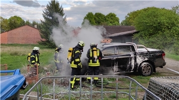 Einsatz unter Atemschutz: Weil sich in unmittelbarer Nähe zum Brandobjekt weitere Fahrzeuge und ein Dieseltank befanden, waren insgesamt vier Feuerwehren in Einsatz.
