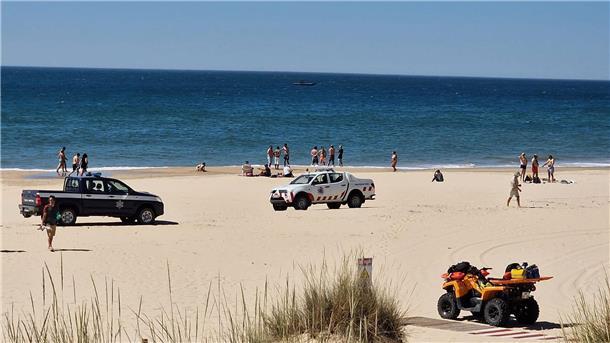 Einsatz vor der Küste der Algarve: Eine im Meer vermisste junge Frau konnte rund 20 Stunden nach ihrem Verschwinden lebend gerettet werden.