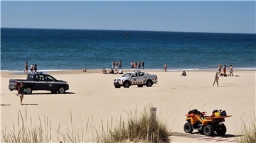 Einsatz vor der Küste der Algarve: Eine im Meer vermisste junge Frau konnte rund 20 Stunden nach ihrem Verschwinden lebend gerettet werden.