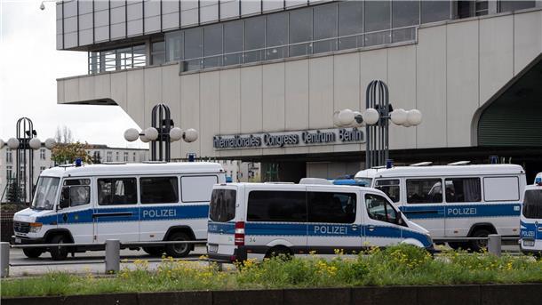 Fehlalarm in Berlin - Großer Polizeieinsatz am ICC beendet Einsatzfahrzeuge der Polizei stehen am ehemaligen Kongresszentrum ICC in Berlin.