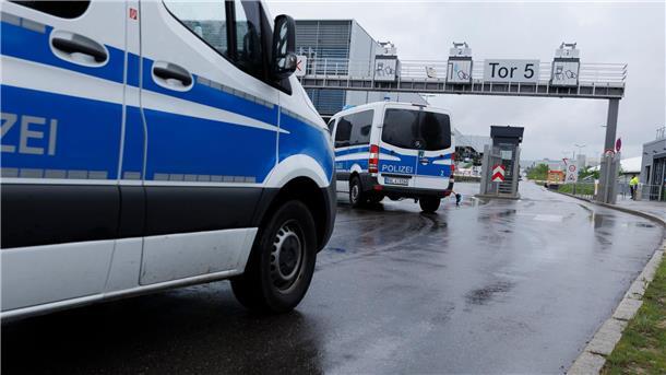Angeklagter räumt tödliche Schüsse in Mercedes-Werk ein Einsatzfahrzeuge der Polizei stehen am Tattag am Sindelfinger Mercedes-Werk, in dem die Schüsse fielen.