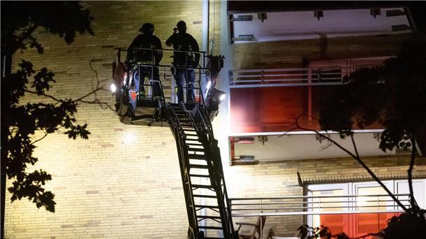 Mann mit Schreckschusswaffe löst Großeinsatz aus Einsatzkräfte auf einer Drehleiter an einem Hochhaus im Stadtteil Altona, nachdem ein Mann mit einer Schusswaffe einen Großeinsatz ausgelöst hat.