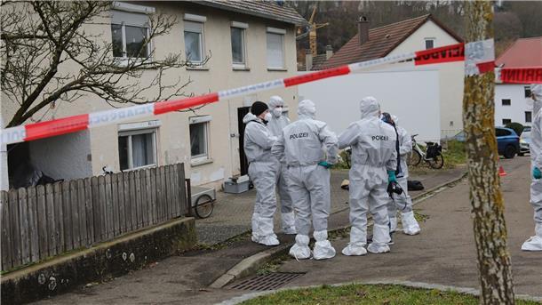 Einsatzkräfte begutachten einen Tatort in Illerkirchberg (Alb-Donau-Kreis).