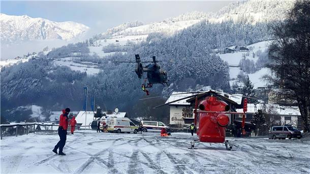 Vier Schwerverletzte bei Gondelabsturz in Österreich Einsatzkräfte beim Rettungseinsatz im österreichischen Ötz.