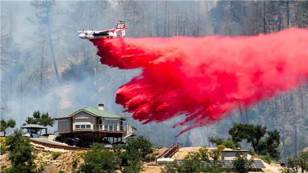 Waldbrände in Kalifornien: Tausende evakuiert Einsatzkräfte bekämpfen die Waldbrände auch aus der Luft.