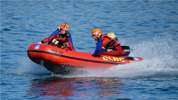 Zwölfjähriger rettet bewusstlosen Vater in der Ostsee Einsatzkräfte der DLRG brachten den 36-jährigen Vater an Land, wo bereits ein Rettungshubschrauber wartete (Archivbild).