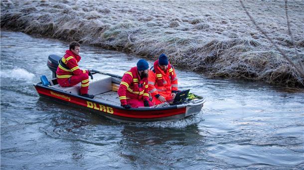 Taucher bergen vermisste Zweijährige tot aus Fluss Einsatzkräfte der DLRG suchen das Gewässer der Lauchert ab. Jetzt ist dort eine Leiche geborgen worden.