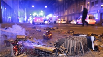 Einsatzkräfte der Feuerwehr bei der Arbeit in der Silvesternacht.