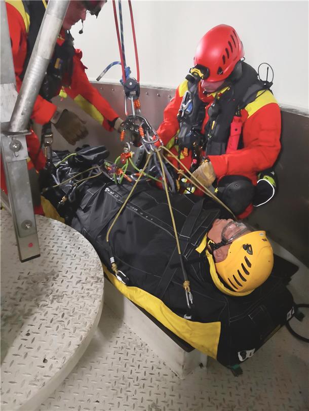 Einsatzkräfte der Feuerwehr Cuxhaven bereiten einen „Verletzten“ im Inneren der Windenergieanlage auf den Transport ins Krankenhaus vor.