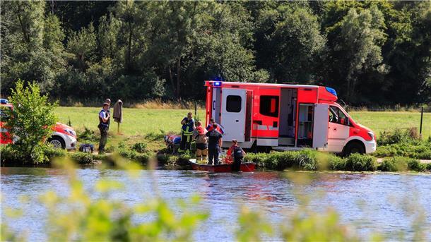 Einsatzkräfte der Feuerwehr, der Polizei und der DLRG sind auf der Suche nach dem Kind in der Ruhr.
