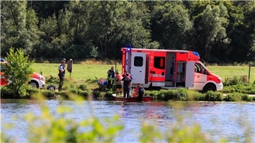 Einsatzkräfte der Feuerwehr, der Polizei und der DLRG sind auf der Suche nach dem Kind in der Ruhr.
