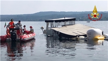 Einsatzkräfte der Feuerwehr holen das gesunkene Boot auf dem Lago Maggiore mit Ballons an die Oberfläche.