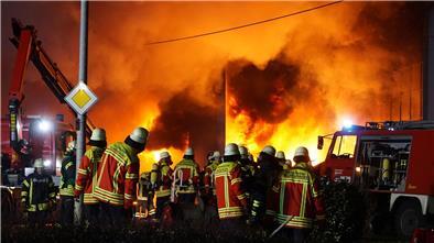 Einsatzkräfte der Feuerwehr löschen den Brand auf dem Firmengelände eines Automobilzulieferers in Allmendingen.