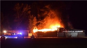 Einsatzkräfte der Feuerwehr löschen den Brand einer Lagerhalle.
