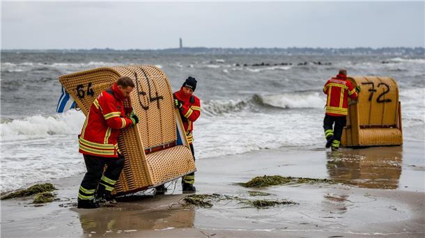 Norden bereitet sich auf schwere Ostsee-Sturmflut vor Einsatzkräfte der Feuerwehr sichern in in Kiel-Schiksee Strandkörbe vor den Flutwellen der Ostsee.