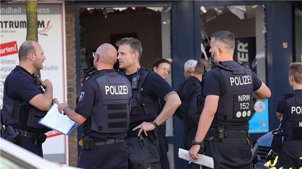 Explosion in Solingen: Mann erliegt Verletzungen Einsatzkräfte der Feuerwehr und Polizei in der Innenstadt von Solingen. Hier ist es zu einer Explosion gekommen.