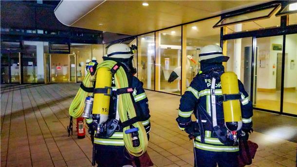 Viele Fragen nach Tod von Patient in brennender Notaufnahme Einsatzkräfte der Feuerwehr versuchen, den Brand in einem Pforzheimer Krankenhaus in den Griff zu bekommen.
