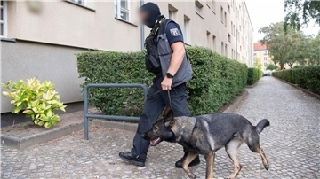 Einsatzkräfte der Polizei führen eine Razzia gegen eine Neonazi-Gruppe in Berlin-Alt-Hohenschönhausen durch.