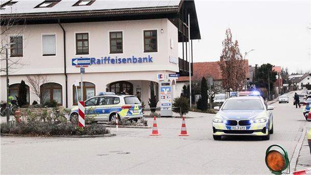 Autopanne vorgetäuscht: Geldtransporter überfallen Einsatzkräfte der Polizei nach dem Überfall auf einen Geldtransporter in der Nähe einer Bank in Großkarolinenfeld in Bayern.