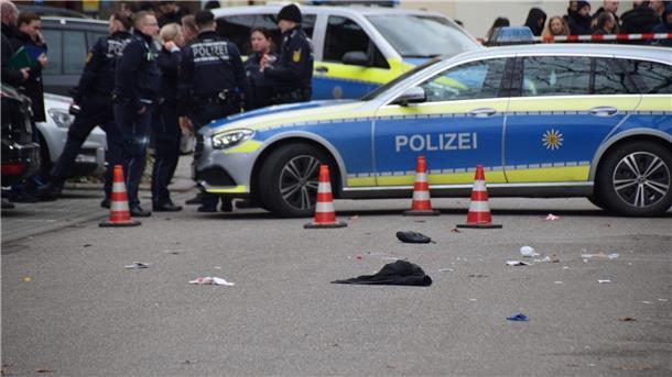 Einsatzkräfte der Polizei sichern den Tatort.