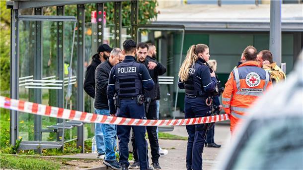 Mann stirbt nach Schüssen - Tatverdächtige noch Teenager Einsatzkräfte der Polizei sichern Spuren am Tatort in Lüdenscheid.