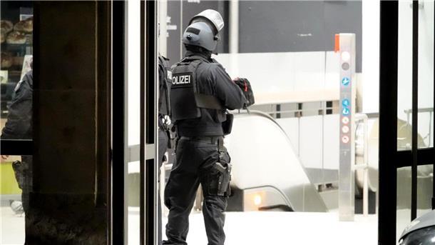 Bielefelder Bahnhof wieder freigegeben  Einsatzkräfte der Polizei stehen im Bielefelder Hauptbahnhof.