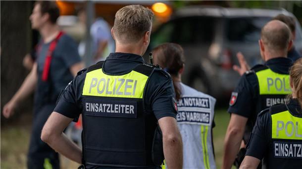 Vater-Kind-Zeltlager endet mit Tragödie Einsatzkräfte der Polizei stehen in der Nähe des Unfallortes.