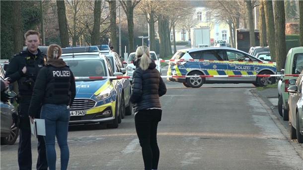 Explosion auf Gehweg: 58-Jähriger schwer verletzt Einsatzkräfte der Polizei stehen in der Nähe des Tatorts in Ochtrup.