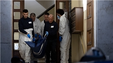 Einsatzkräfte der Polizei tragen einen Leichnam aus einem Haus. In Rom sind drei Prostituierte an einem Tag getötet worden.