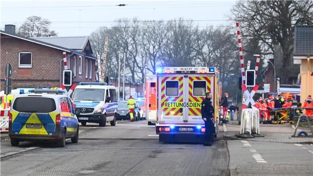 Einsatzkräfte der Polizei und Feuerwehr  in der Nähe des Bahnhofes in Brokstedt in Schleswig-Holstein.