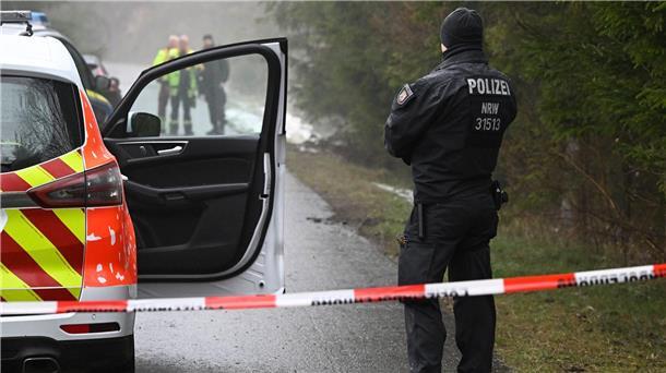 Einsatzkräfte der Polizei unweit des Fundorts der Leiche in Freudenberg.